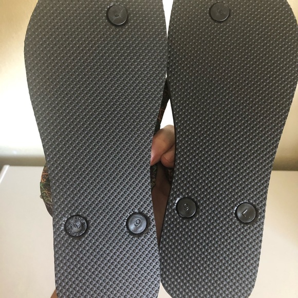 Old Navy Elvira Flip Flops 9 - Picture 6 of 6